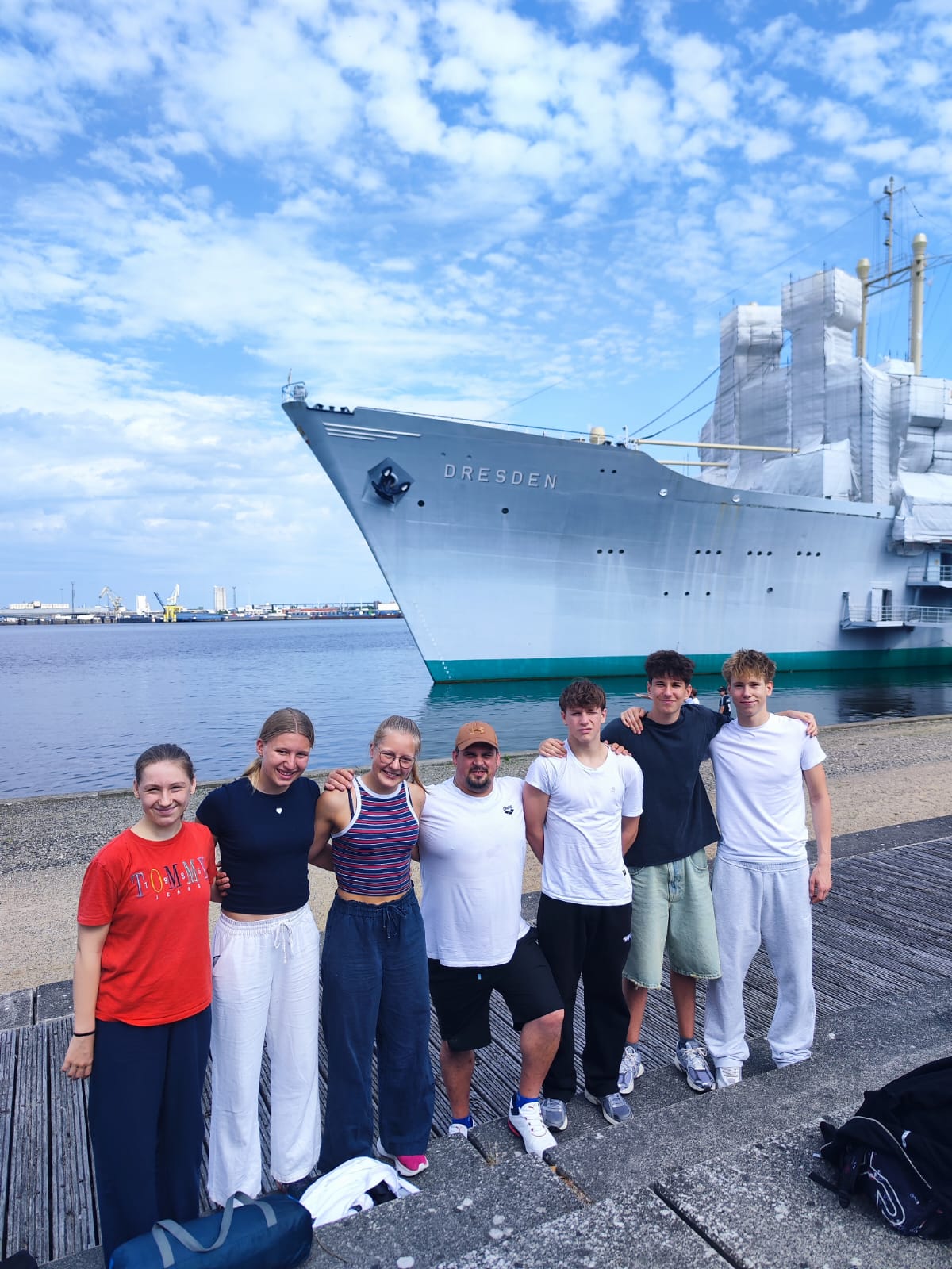 Gruppenbild in Hamburg vor einem Großen Boot