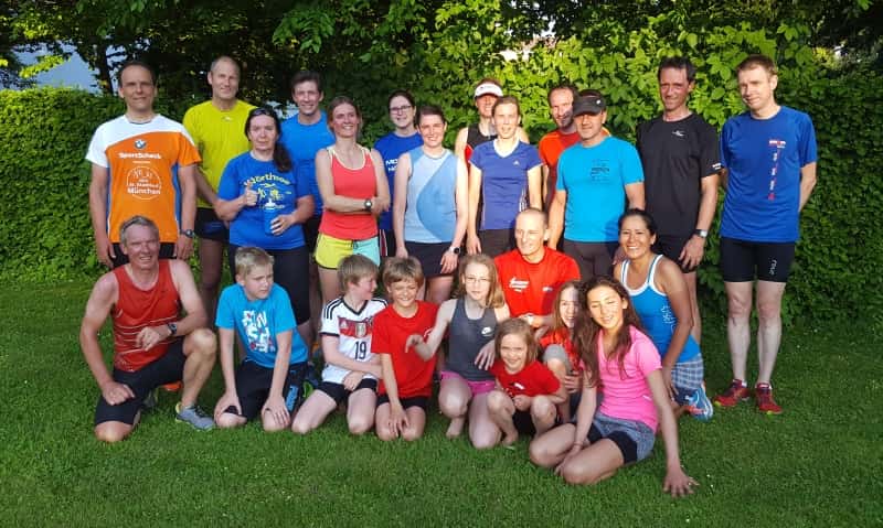 Den Triathleten geht es gerade kalt und nass 'rein.