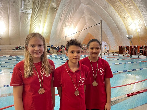 3 Schwimmer beim Wettkampf