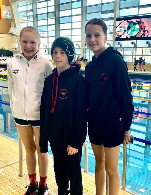 3 Schwimmer im Dortmunder Schwimmbad