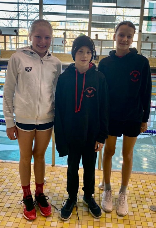 3 Schwimmer im Dortmunder Schwimmbad