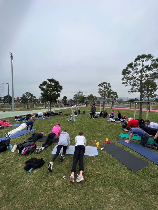 Team trainiert auf Yogamatten