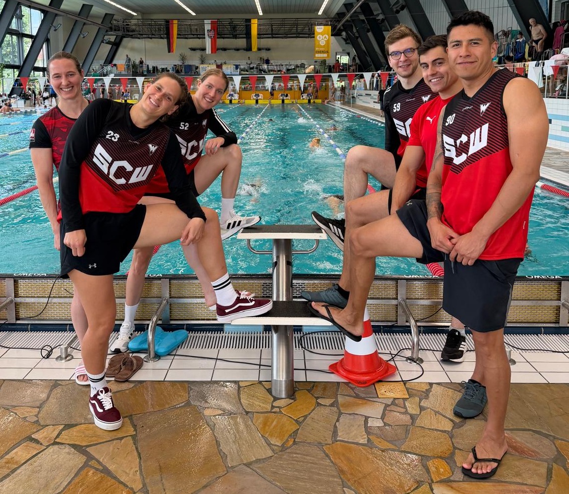 6 SchwimmerInnen im Schwimmbad