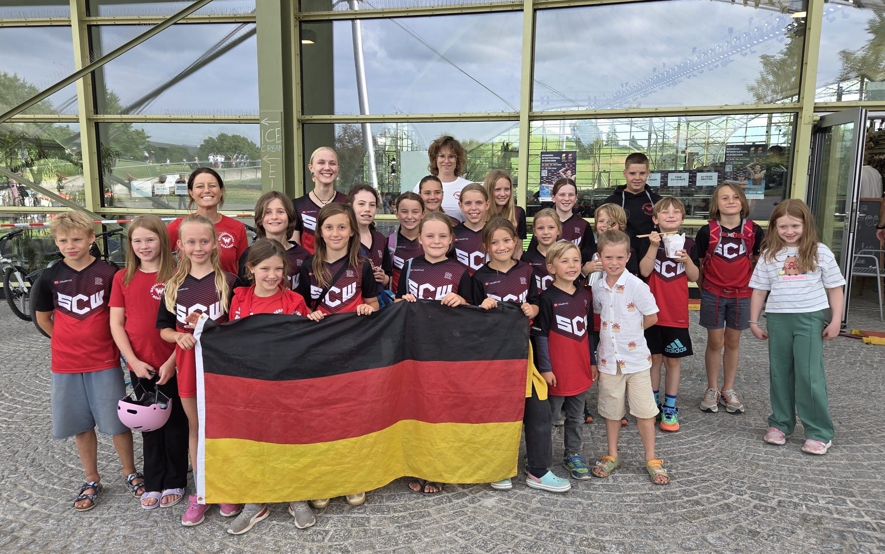 Gruppenbild vor der Schwimmhalle