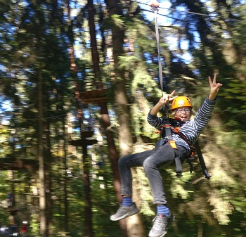 Eine Person im Flug auf der Seilrutsche