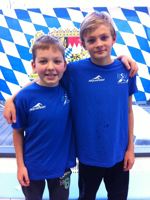 Zwei Schwimmer beim Jugendländervergleich in Aschaffenburg von Bayernflagge