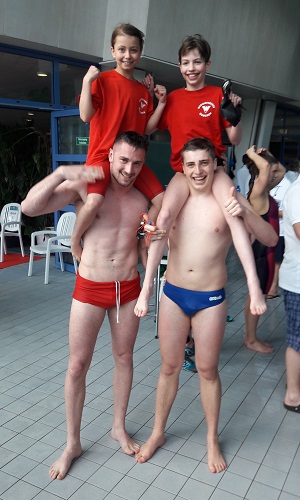 2 Schwimmerinnen auf den Schultern der Großen