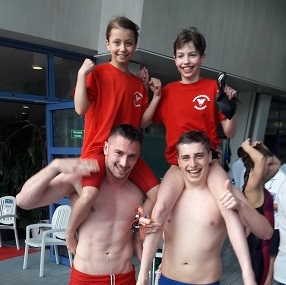 2 Schwimmerinnen auf den Schultern der Großen