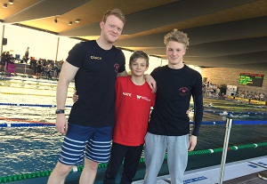 Teamfoto im Schwimmbad