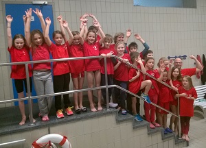 Gruppenbild auf einer Treppe im Schwimmbag Nördlingen
