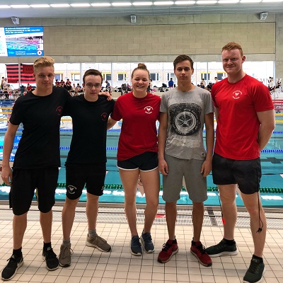 4 Schwimmer mit Trainer