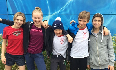 5 Schwimmer zeigen sich in einer Reihe