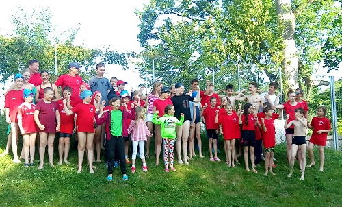 Gruppenbild aller Schwimmer im Freibad Rosenheim
