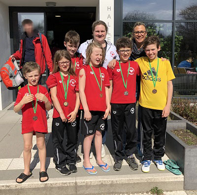 Gruppenbild vor der Schwimmhalle