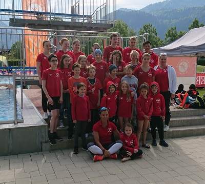 Gruppenbild am Beckenrand in Kufstein