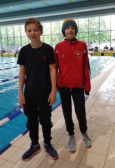 Zwei Schwimmer am Beckenrand
