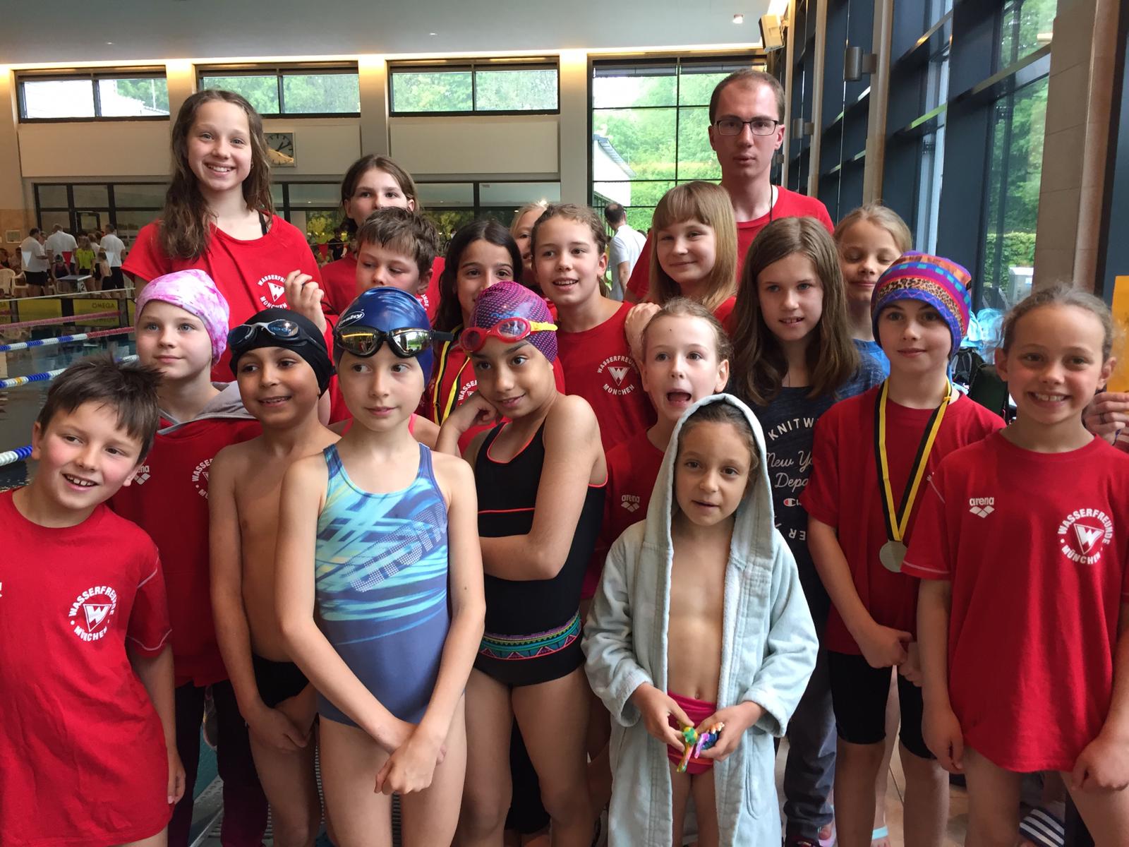 Gruppenbild beim Wettkampf beim Männerschwimmverein
