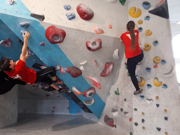 Teilnehmer an der Boulderwand