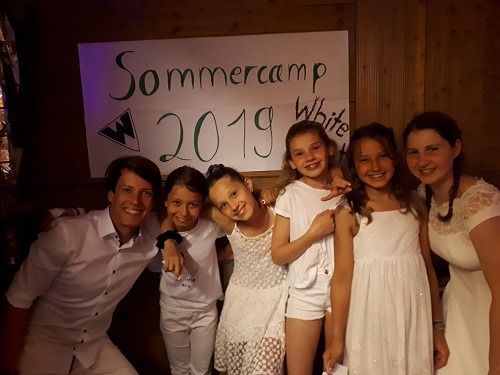 6 Personen weiß angezogen