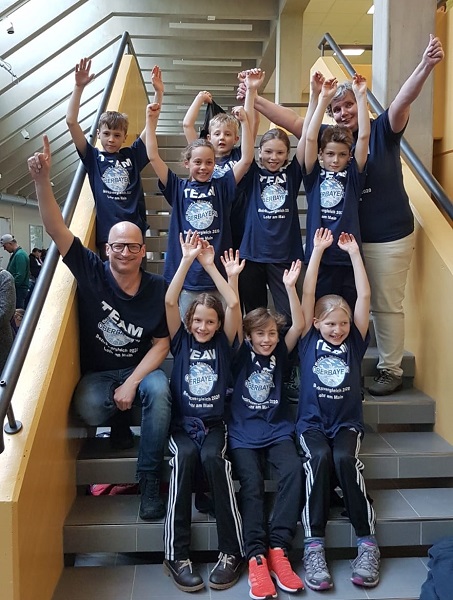 Gruppenbild auf der Treppe