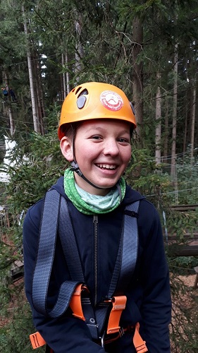 Junge mit Helm und Kletterset