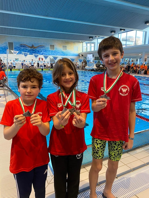 Foto von drei Schwimmern