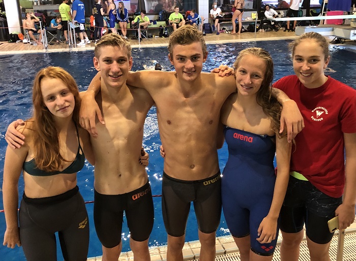 5 Schwimmer nach dem Wettkampf im Schwimmbad