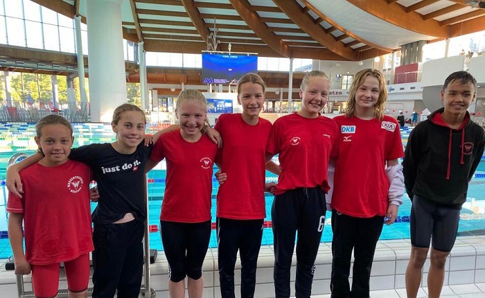 7 Schwimmer*innen zufrieden nach dem Wettkampf