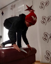 Kind in Startposition auf dem Sofa