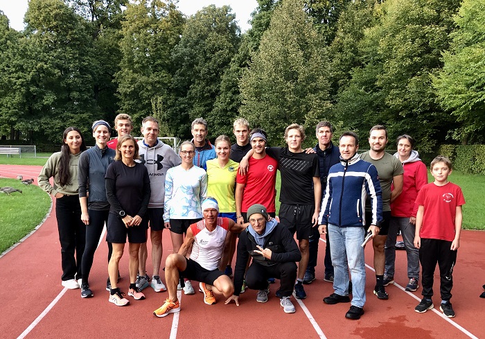 Gruppenbild der Triathleten auf dem Sportplatz