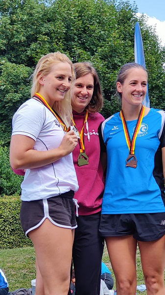 drei Schwimmerinnen im Gespräch