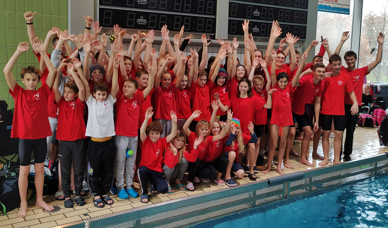Gruppenbild im Bad mit Händen nach oben