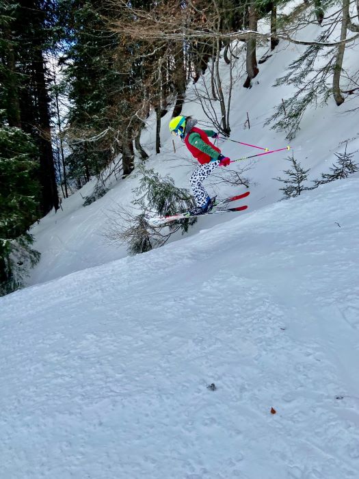 Kind führt einen Skisprung aus