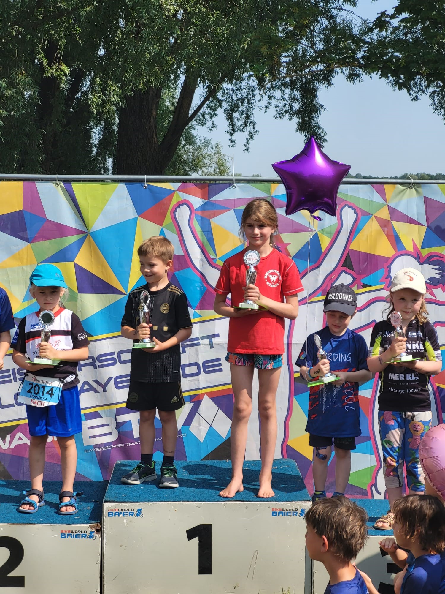 Kinder auf dem Siegerpodest beim Triathlon in Erding