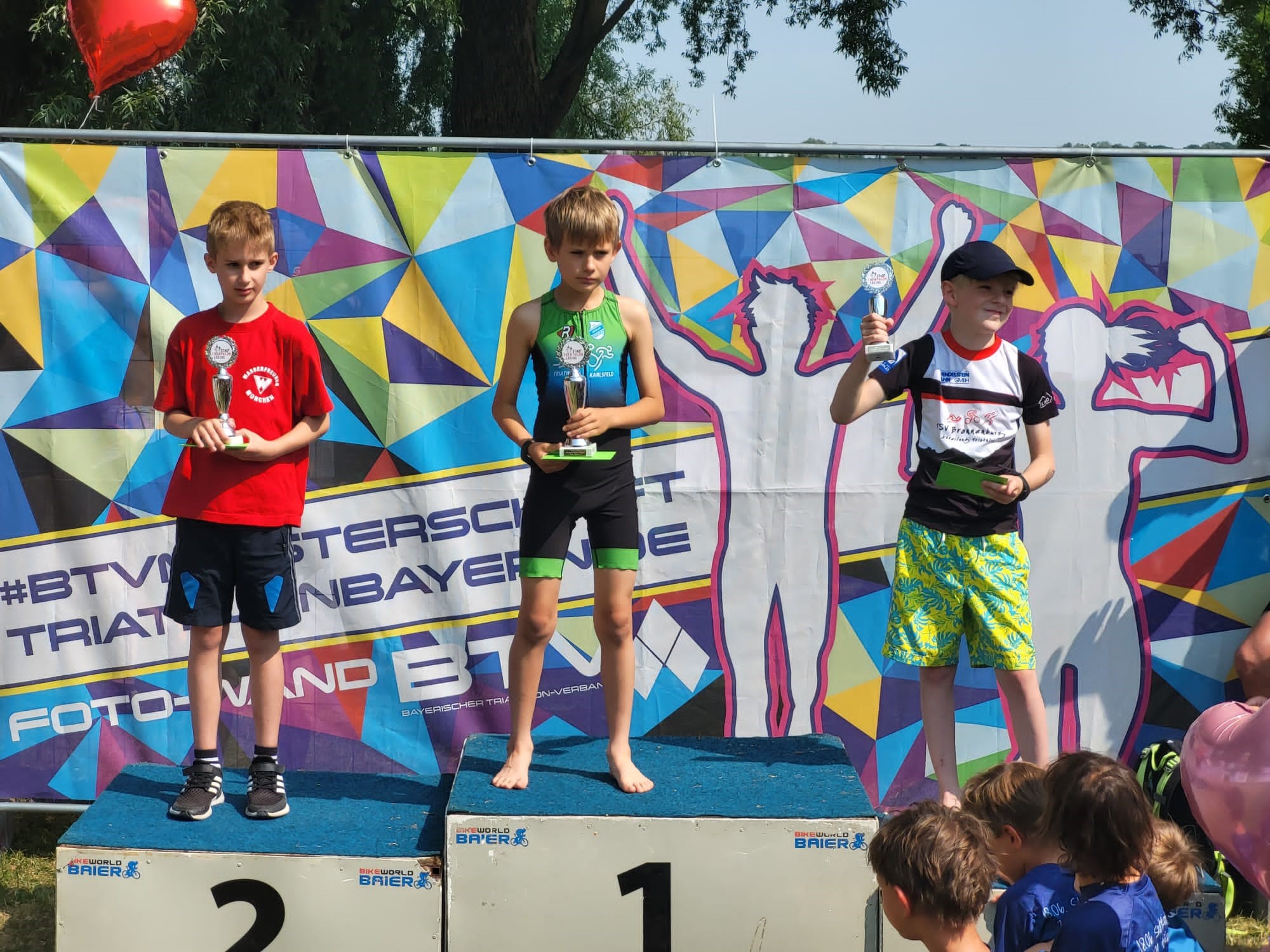 Kinder auf dem Siegerpodest beim Triathlon in Erding