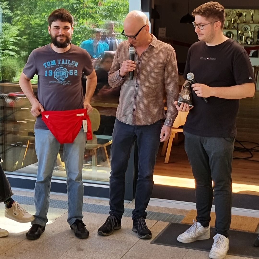 Tobias Dopfer bekommt eine rote Badehose geschenkt