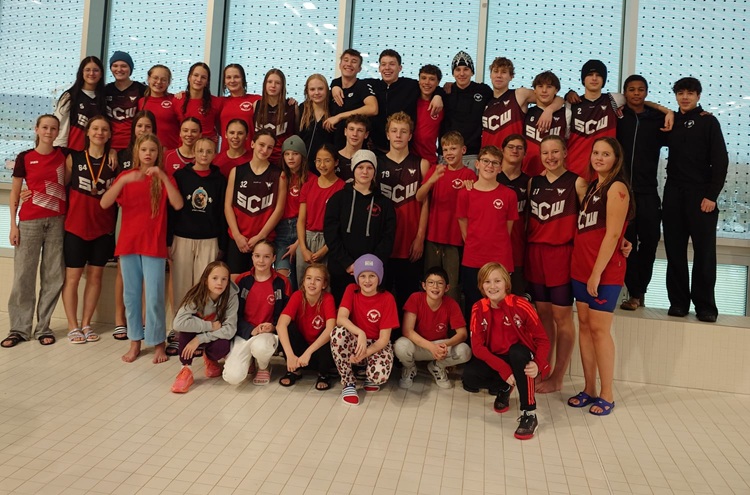 Gruppenbild im Schwimmbad  