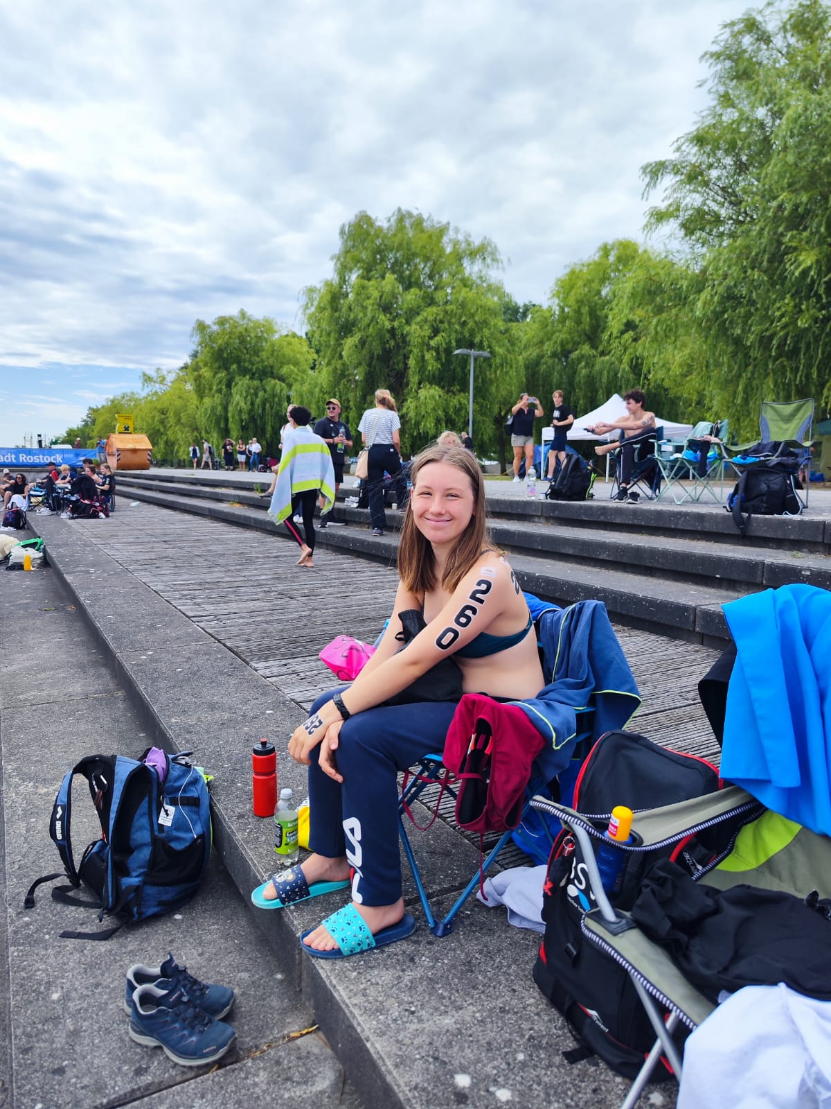 Schwimmerin am Beckenrand sitzend