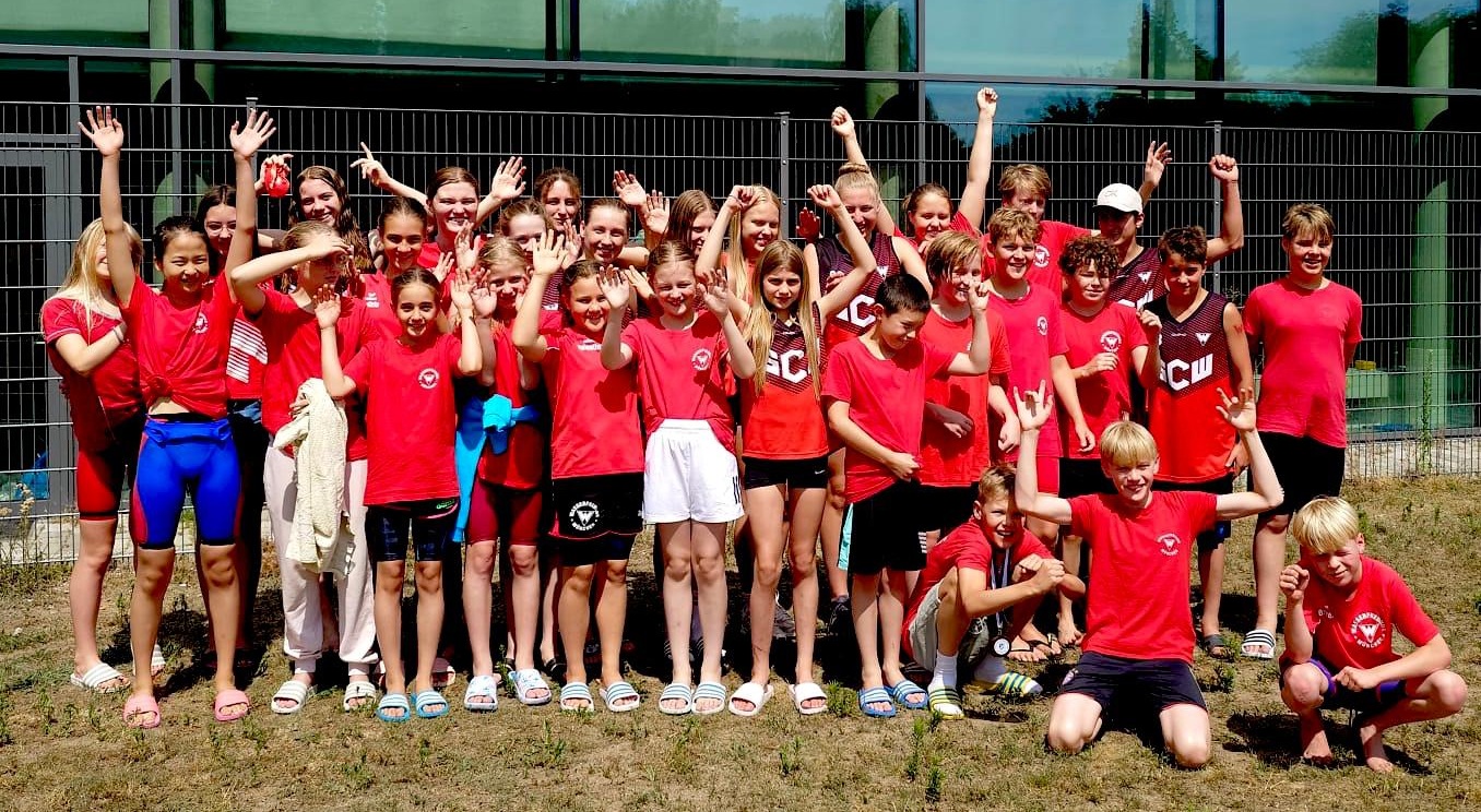 Gruppenbild vor dem Schwimmbad