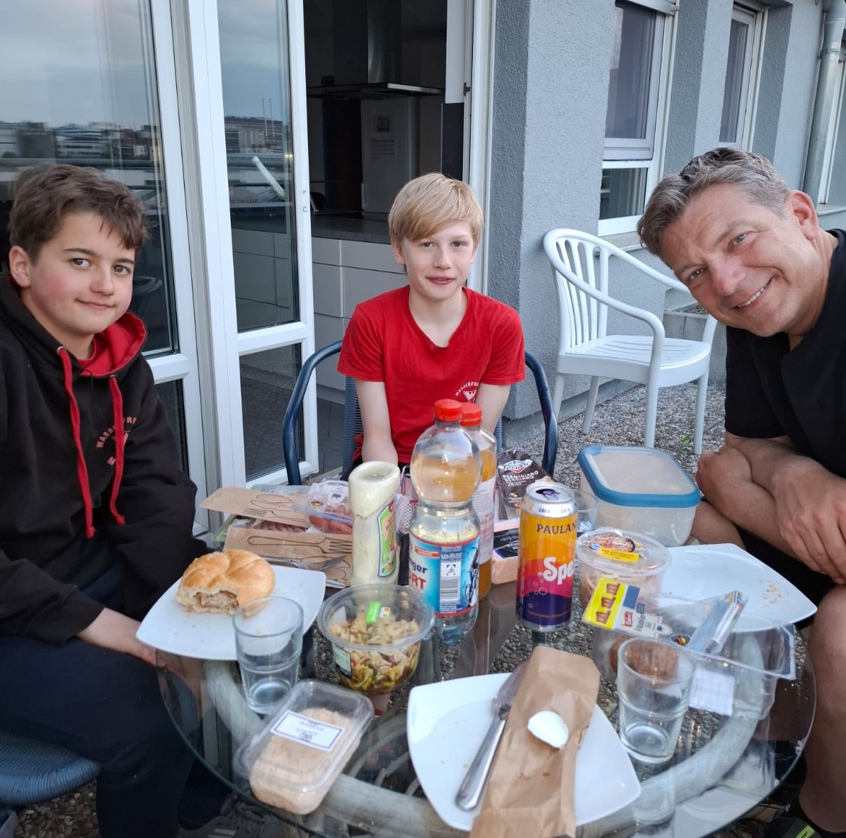 Schwimmer beim Essen