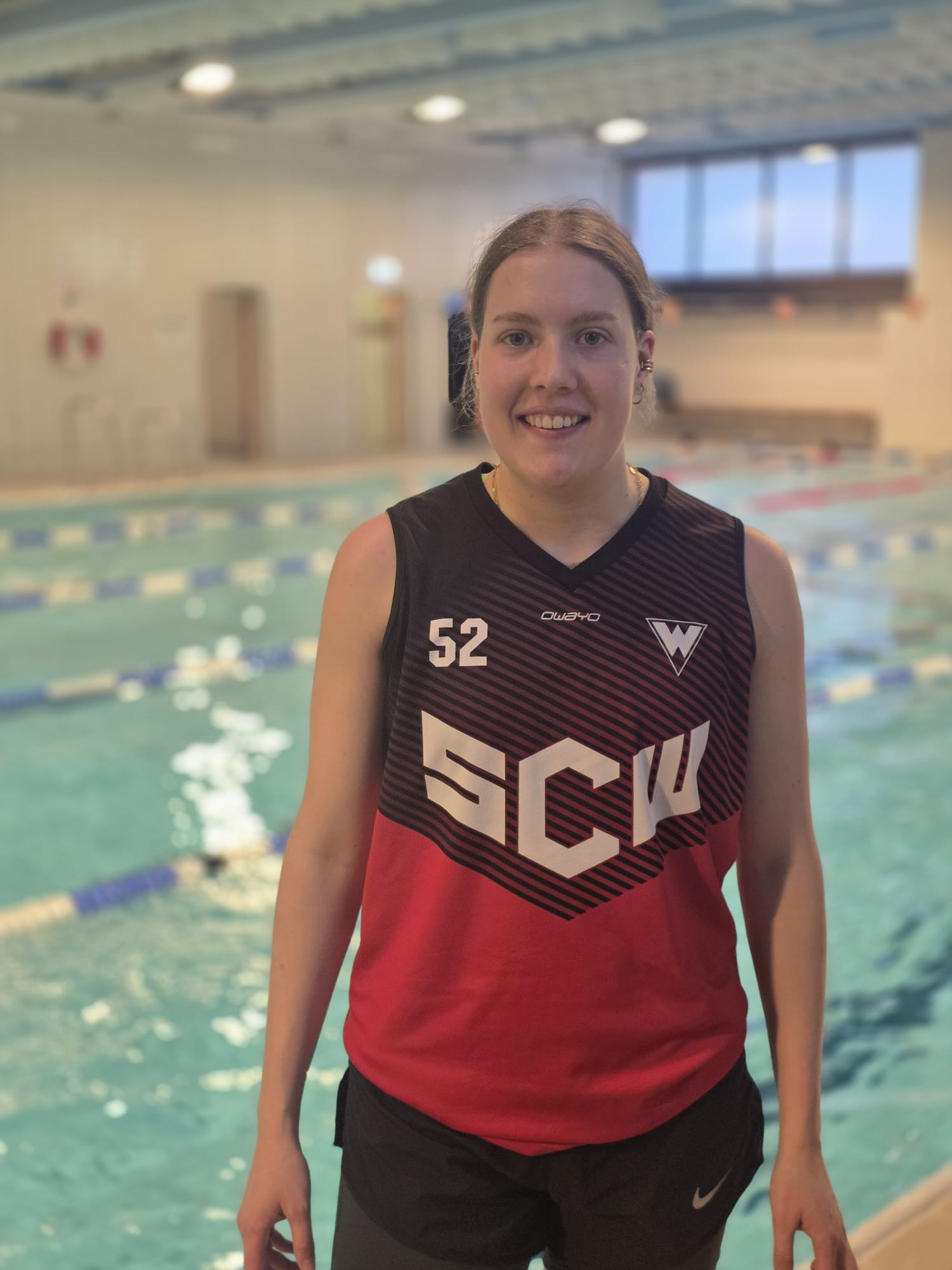 Eine Schwimmerin steht im Schwimmbad