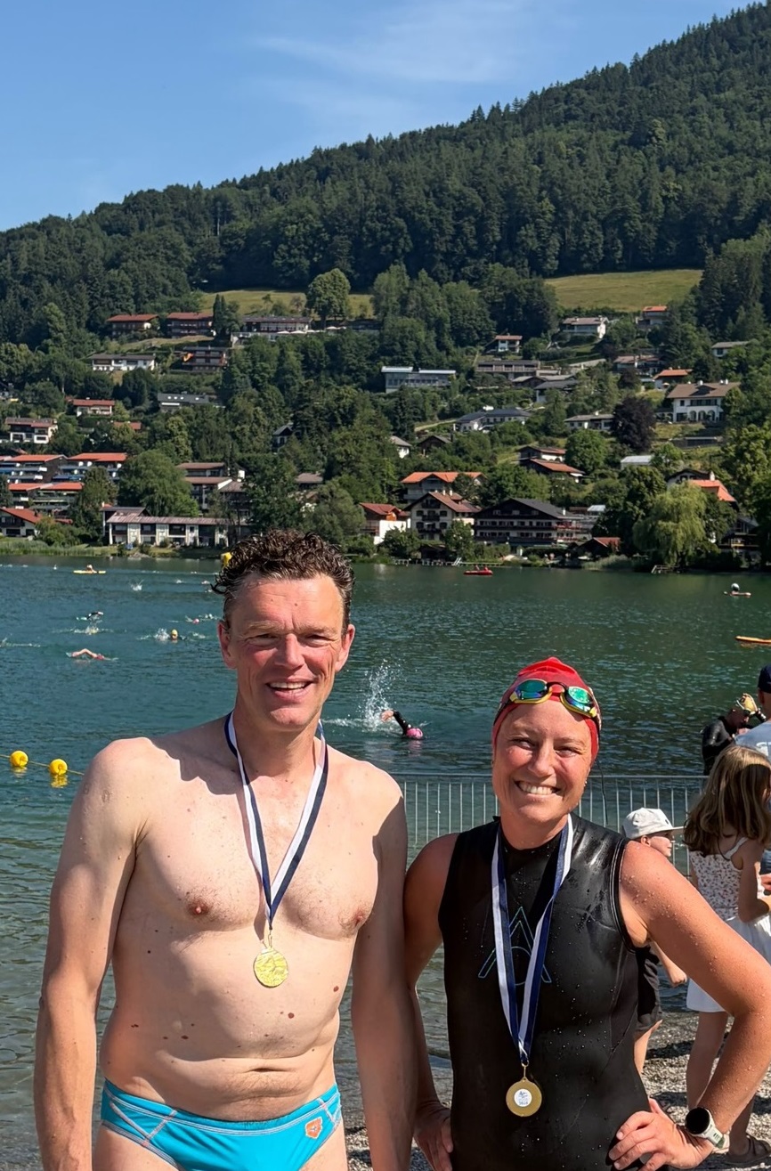 Zwei Schwimmer bei bestem Wetter am Tegernsee