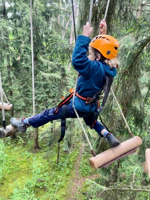Ein Kind klettert duch den kletterwald