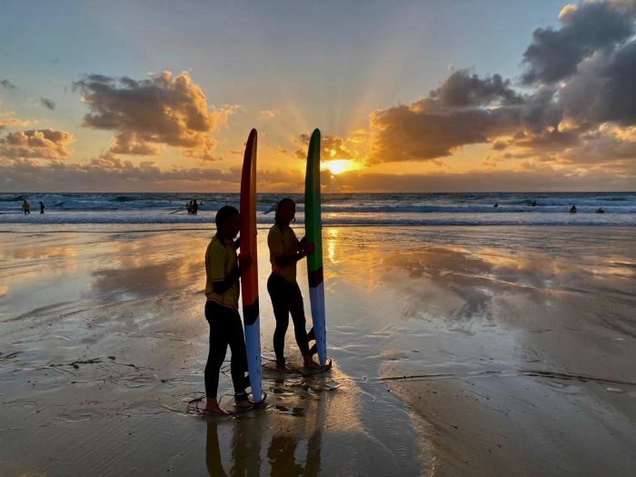 2 Surfer vor dem Sonnenuntergang