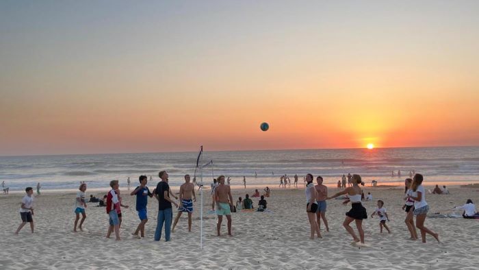 Volleyball spielen beim Sonnenuntergang