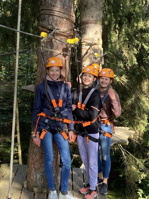 Lachende Mädchen auf Baumplattform