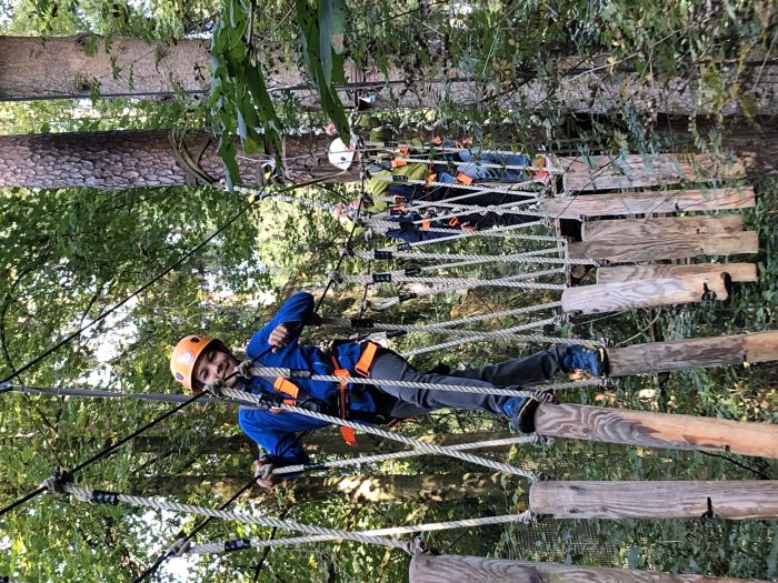 Junge in Kletterparcours