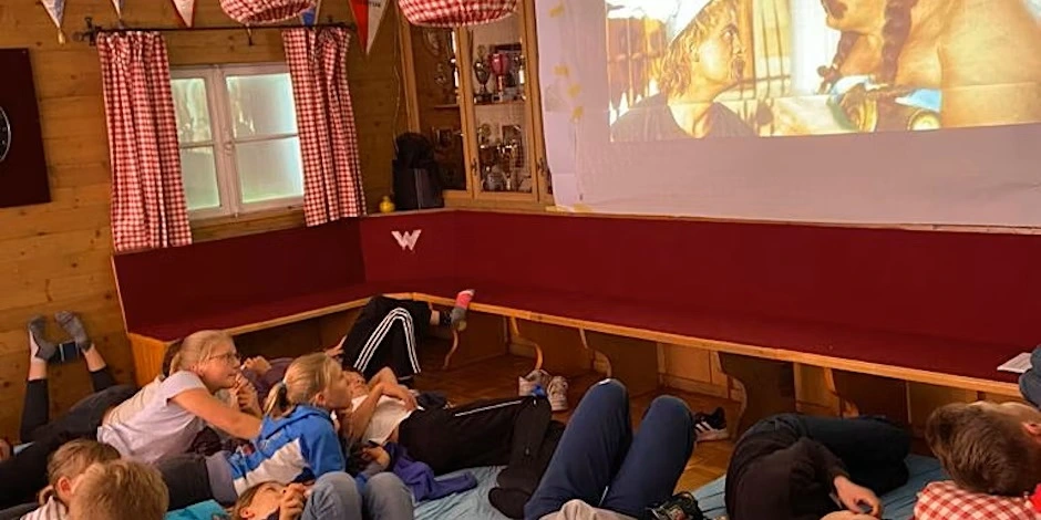 Kinder schauen Film auf Leinwand