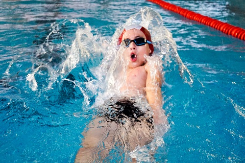 männlicher Schwimmer in Aktion im Wasser