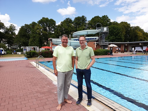 drei Schwimmer im Freibad